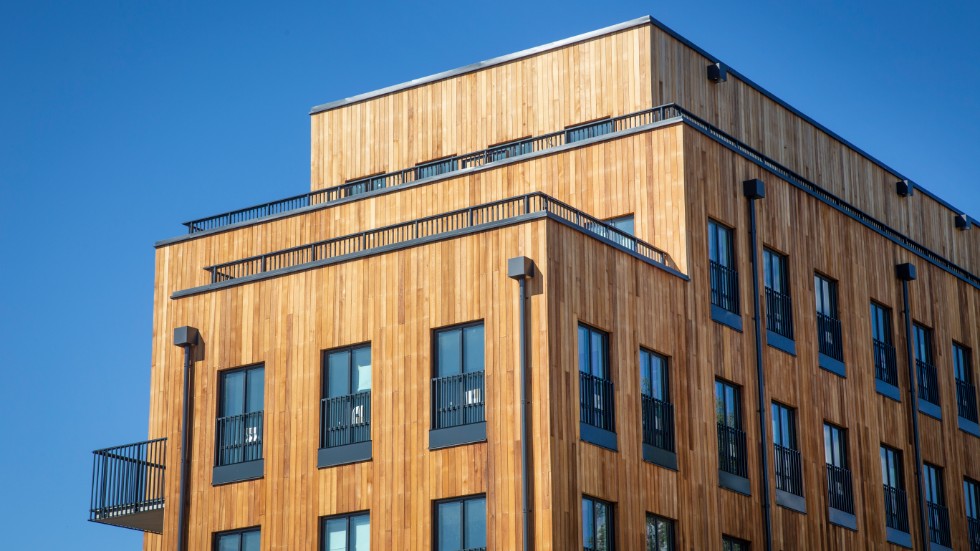 Det finns stora fördelar med att bygga bostadshus i trä i stället för i betong, skriver debattörerna.