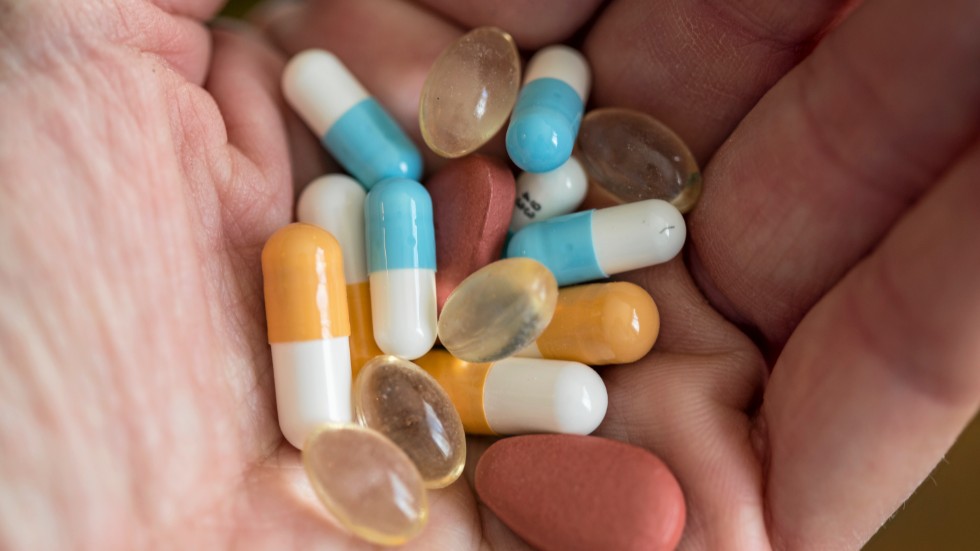 På sjukhusen och inom primärvården finns farmaceuter med hög kompetens om läkemedel och hur dessa bör användas för att undvika risker. Men glappet till den kommunala äldreomsorgen är stort, skriver Sandra Jonsson, Sveriges Farmaceuter.