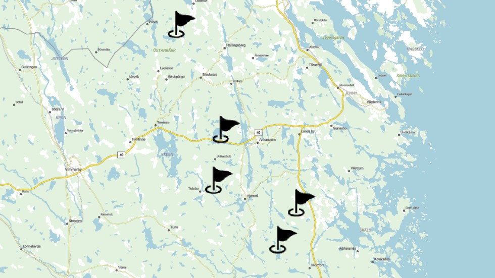 Den översta av dessa fem flaggor visar det ungefärliga område som Vattenfall tänker sig, mellan Odensvi och Locknevi. Övriga flaggor är andra områden i Västerviks kommun som är aktuella för vindkraftsetableringar.