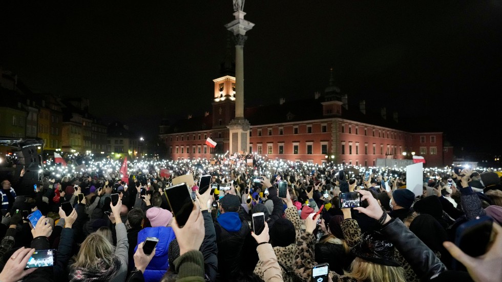 Människor protesterar mot skärpningen av Polens abortlagstiftning, i Warszawa i november förra året. Arkivbild.