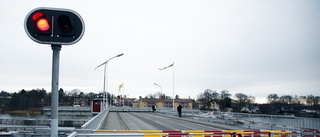 Stallarholmsbron fastnade i öppet läge – igen ✓Trafikstopp – igen ✓Felet avhjälpt