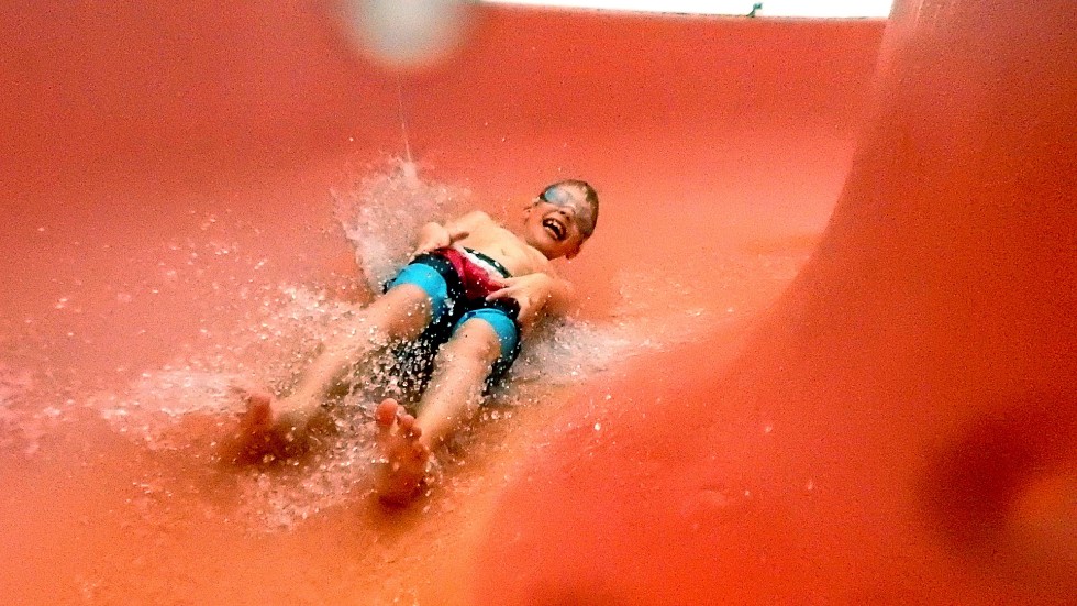 ”Utvecklingen från folkhemmets tanke om ett badhus för behoven av “duscha-bada-simma” till dagens äventyrsbad innebär nya utmaningar och möjligheter för Skellefteå kommun.”