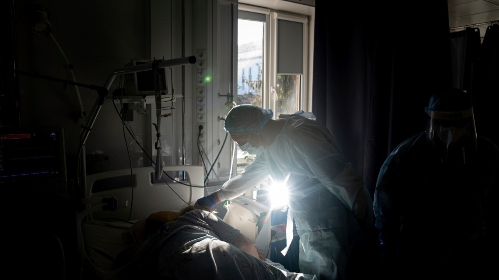 En läkare på sjukhuset i Rivne pratar med en covidpatient.