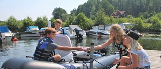 Tioåringarna säljer glass från sin båt i sommar