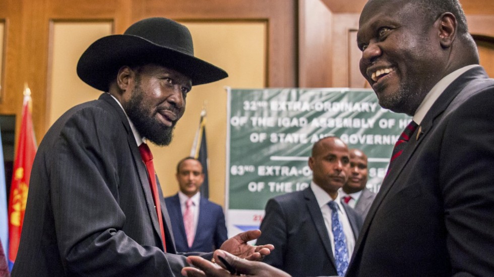 Sydsudans president Salva Kiir (vänster) och oppositionsledaren Riek Machar. Arkivbild.