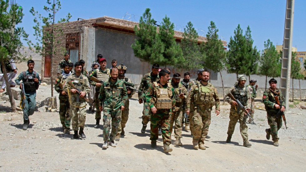 Afghanska säkerhetsstyrkor patrullerar efter att ha tagit tillbaka kontrollen av delar av staden Herat i strider med talibanerna i söndags.