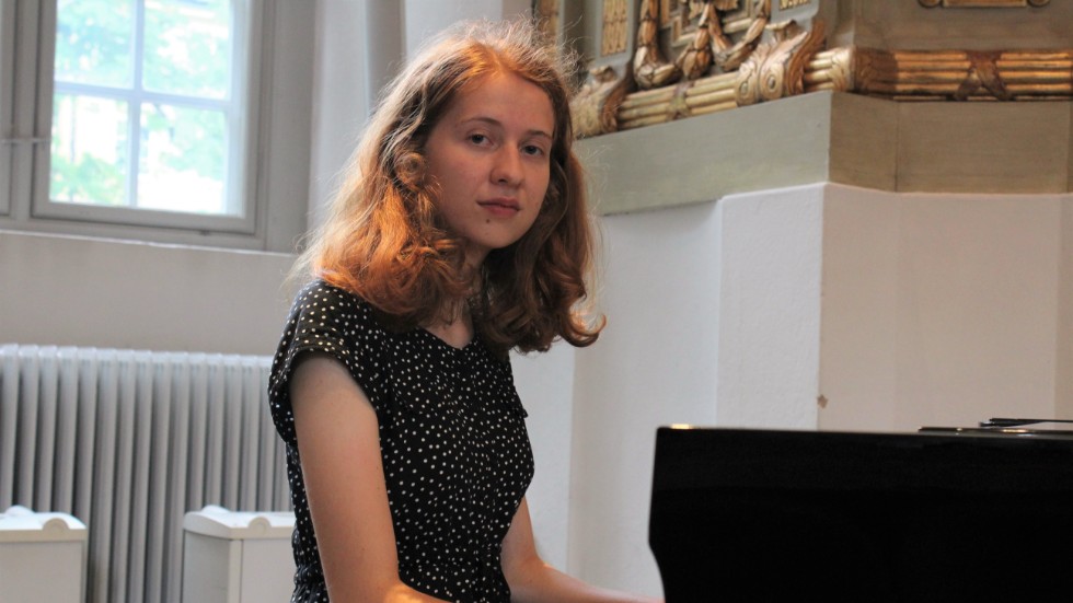 Pianisten Elise Forsberg är en av de ungdomar som fått Linköpingsmusikernas stipendium 2021.