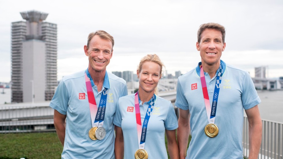 Peder Fredricson, Malin Baryard Johnsson och Henrik von Eckermann med sina OS-guldmedaljer dagen efter laghoppningen.