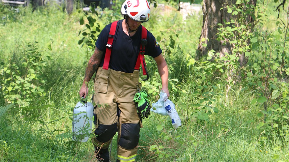 Under hela helgen har räddningstjänsten arbetat med skogsbranden väster om Lönneberga.