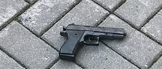 Viftade med pistol i fönstret – polis larmades