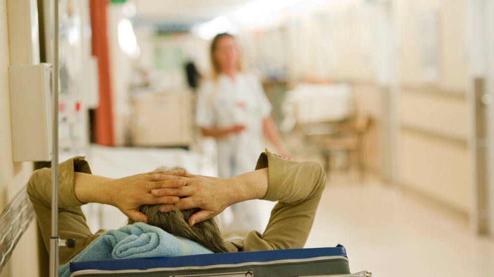 Att tvingas vänta länge på operation eller behandling, eller att placeras i en sjukhuskorridor i brist på sängplatser är inte värdigt för patienterna, menar skribenterna.