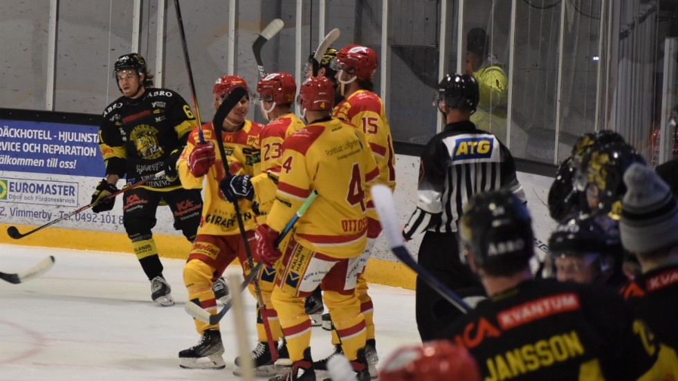 Kalmar HC jublar efter ett av sina mål i träningsmatchen mot Vimmerby Hockey. 