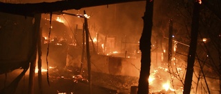Migrantläger töms efter storbrand