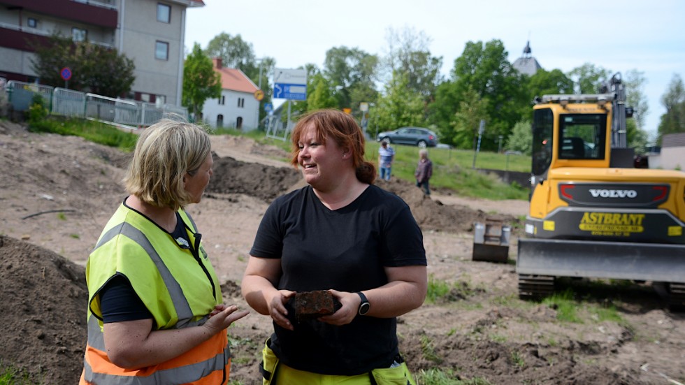 Arkeologerna Cecilia Ring från Kalmar Länsmuseum och Veronica Palm från Västerviks Museum gjorde en arkeologisk förundersökning mitt i Vimmerby under måndagen. 