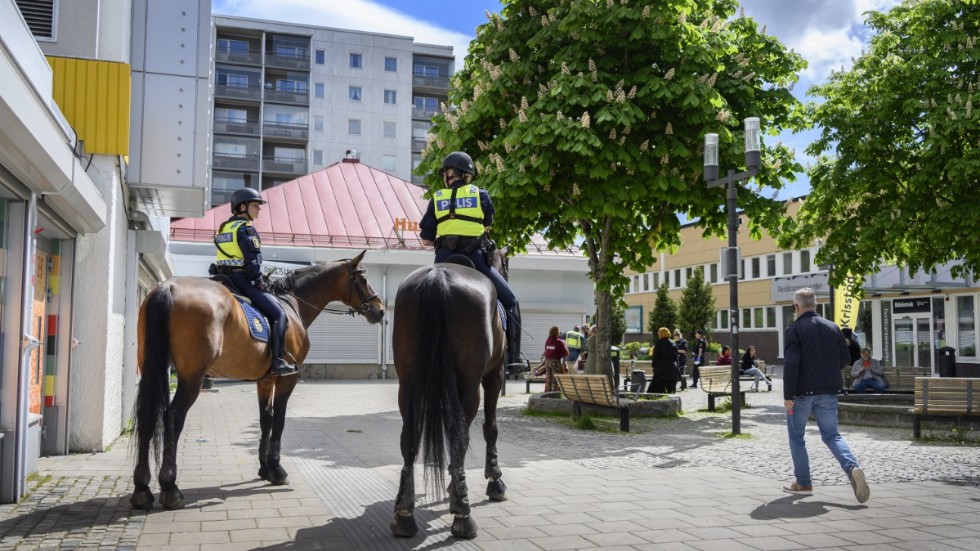 Ridande poliser patrullerar Husby Centrum för att hålla lugn och ordning.