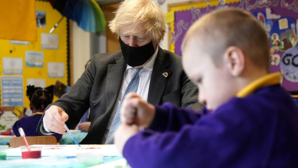 Premiärminister Boris Johnson vid ett besök på en grundskola i England tidigare under våren. Delta-varianten sprider sig nu bland skolelever, visar det sig. Arkivbild.