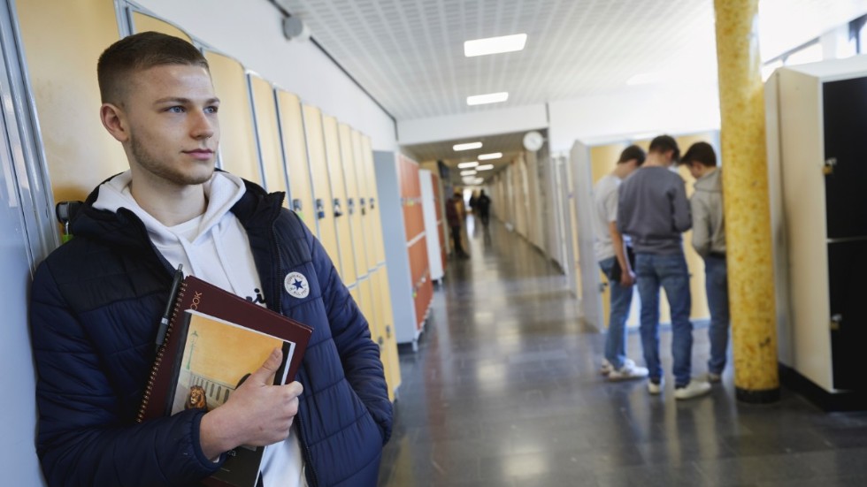 Bartlomiej Klonowski som är elev på Rudbeckskolan har ont om plats hemma och har fått tillstånd av sin rektor att komma till skolan.