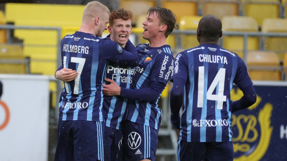 Djurgårdens Aslak Fonn Witry (två från vänster) jublar efter 0-1 och grattas av lagkamrater under söndagens match i allsvenskan mellan Elfsborg och Djurgården.