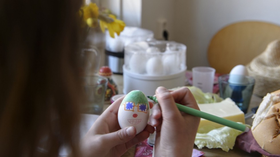 Många gillar att måla äggen till påsk.