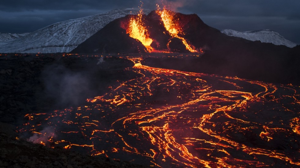 Lava flödar från Fagradalsfjäll.