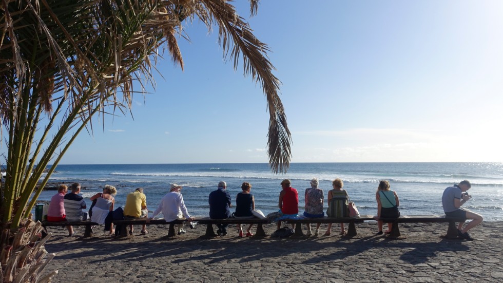 Folk på stranden i Los Cristianos på Teneriffa. Enligt resebolagen längtar många efter exotiska resmål och bokningarna ökar igen efter låga nivåer på grund av pandemin. Arkivbild.