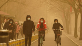 Sandstorm sveper in Peking i gult damm