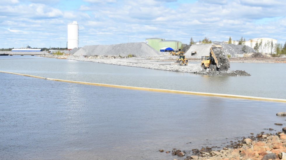 The work at Skellefteå port began as early as 2017. Here, we can see filled land in the northern harbor.