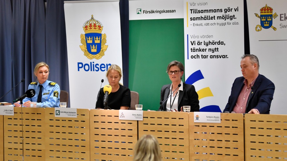 Linda H Staaf, chef för underrättelseenheten på polisens nationella operativa avdelning, Britt-Marie Hultström, verksamhetsområdeschef Försäkringskassan, Elena Wallin, underrättelsechef Skatteverket och Torbjörn Rosén, polischef Ekobrottsmyndigheten presenterar lägesbilden.