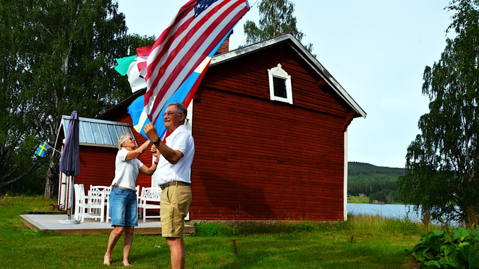 Lars och Lena träffades redan 1964, när Lena tog studenten i Luleå. Samma år flyttade de till Stockholm tillsammans. Flaggorna på gården i Uddenäs symboliserar olika länder som de har starka kopplingar till. Den amerikanska flaggan representerar dottern Malin, som bor i USA sedan många år.
