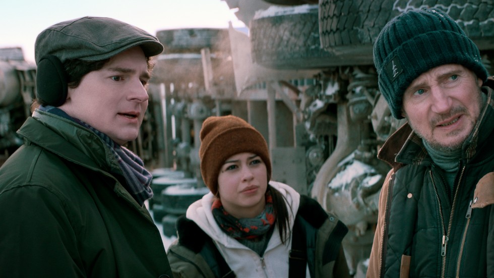En mesig försäkringsagent (Benjamin Walker), en ung brottsling (Amber Midthunder) och en långtradarveteran (Liam Neeson) välter på isvägen och äventyrar sitt räddningsuppdrag. Pressbild.