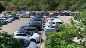 Turistboom ger överfulla parkeringar i Trosa centrum – men inga fler i sikte
