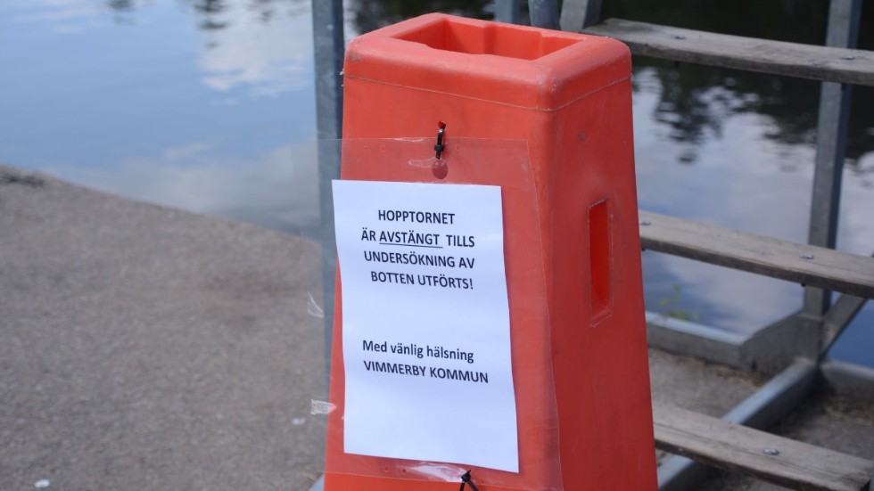 Kommunen har spärrat av hopptornet vid badplatsen i dammen i Storebro till botten har undersökts av dykare.