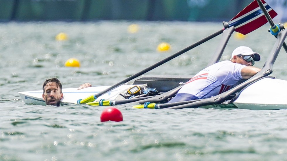 Are Strandli och Kristoffer Brun kantrade med sin båt i semifinalen i rodd.