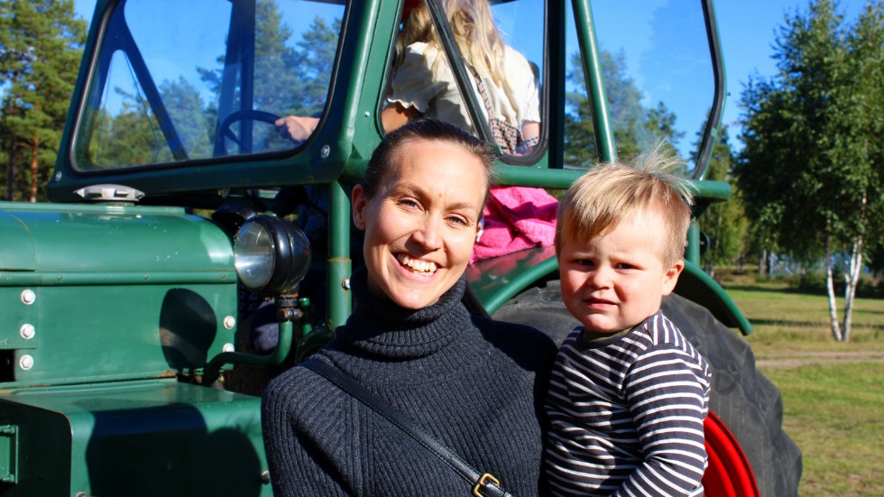 Sofie Hermansson med sonen Filip. Det var första gången familjen, som kommit från Stockholm, var på tractor pulling.