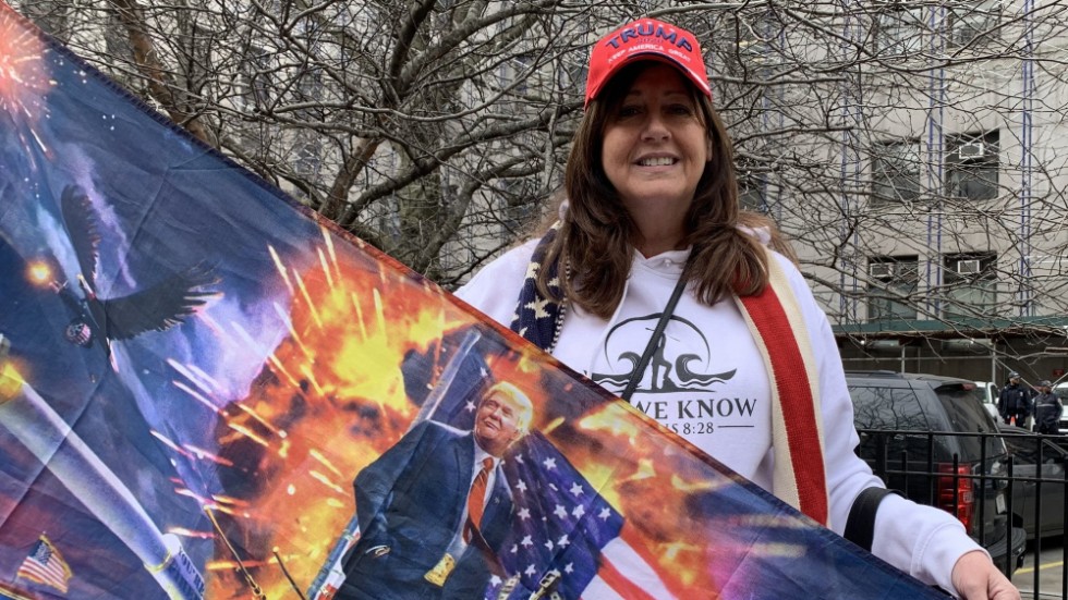 Paulina Farr från Long Island är på plats med röd keps med Trump-tryck och en flagga med en målad bild där expresidenten håller i ett maskingevär.