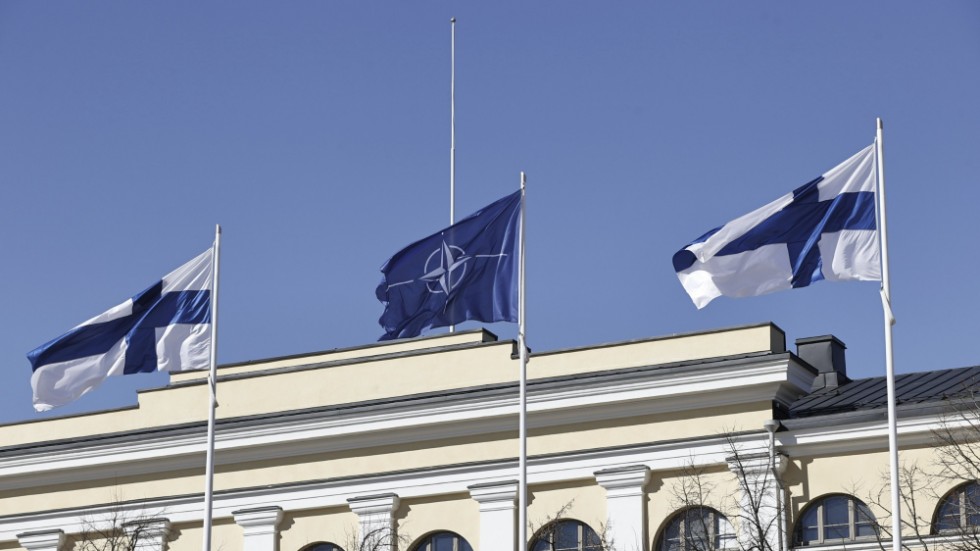 I samma stund som Finland kommer med i Nato förfogar de inte längre över sina egna beslut gällande vilken hjälp Sverige skulle få vid ett ryskt anfall, säger insändarskribenten.