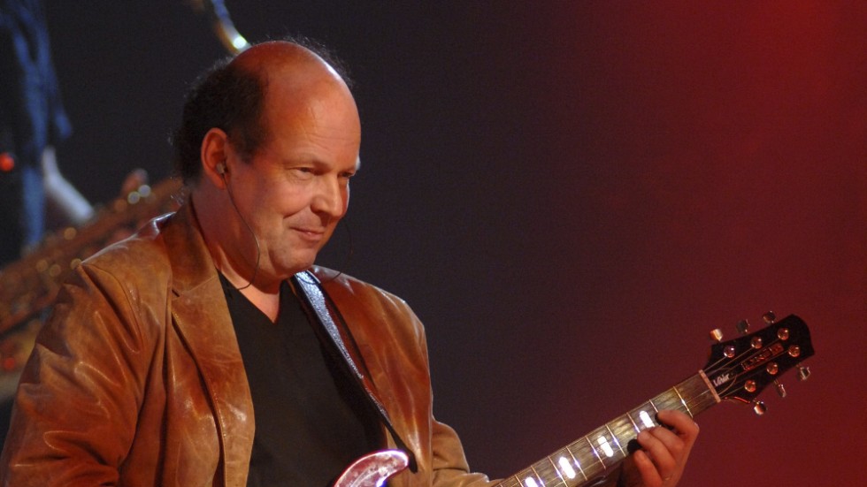 Lasse Wellander spelar gitarr i "The Original ABBA-orchestra" i Uppsala 2007.