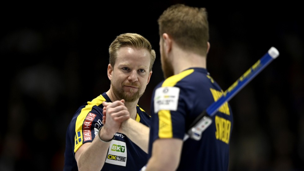 Svenske skippern Niklas Edin firar med lagkamraten Rasmus Wrana efter vinsten mot Nya Zeeland.