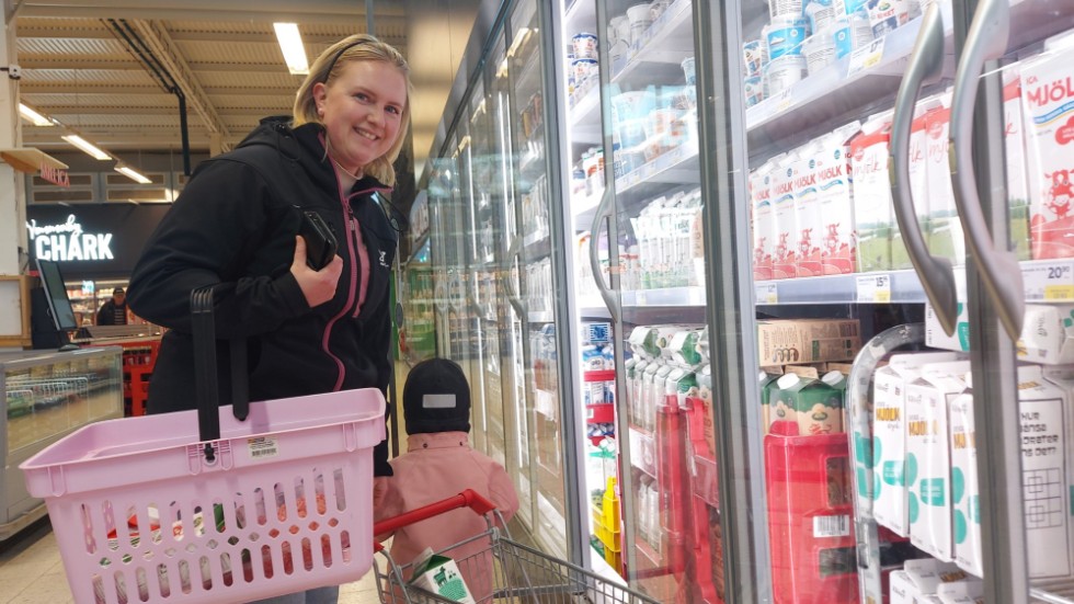 Rebecca Risberg och dottern Iris Andersson, som hellre tittade åt andra hållet, fortsätter att köpa svensk mjölk.