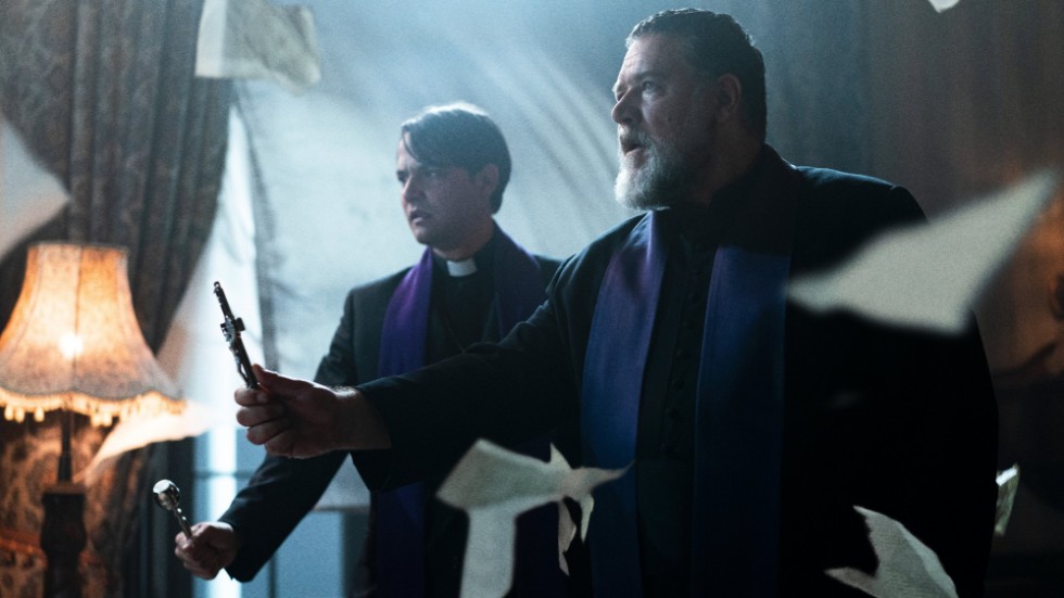 Russell Crowe i närkamp med djävulen i "The pope's exorcist". Pressbild.