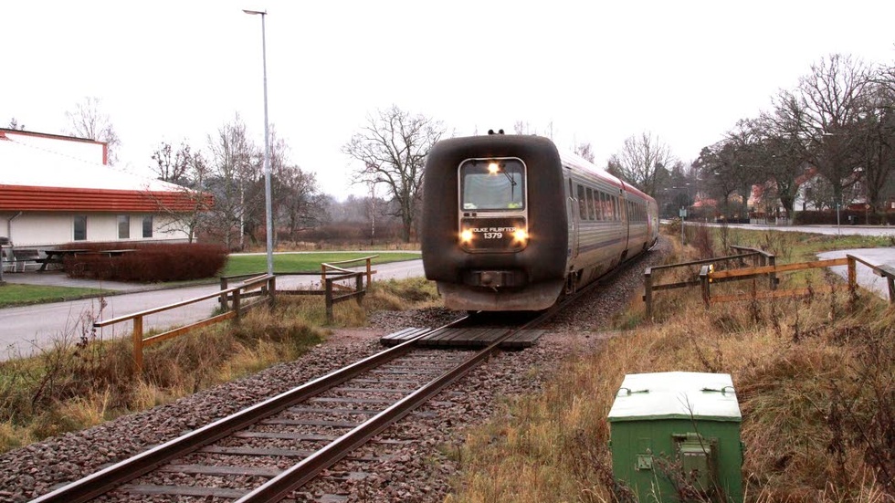Ett tåg uppges haa krockat med ett vildsvin söder om Hultsfred. Olyckan har orsakat ett stopp i tågtrafiken.