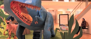 Stadsbiblioteket invaderat av dinosaurier