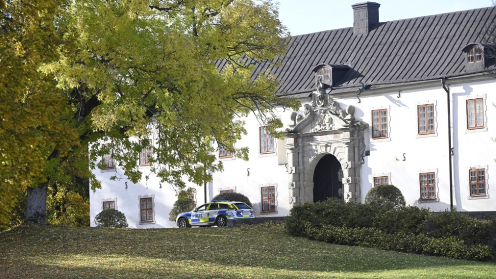 En polisbil stod parkerad vid Tidö slott utanför Västerås på måndagseftermiddagen.