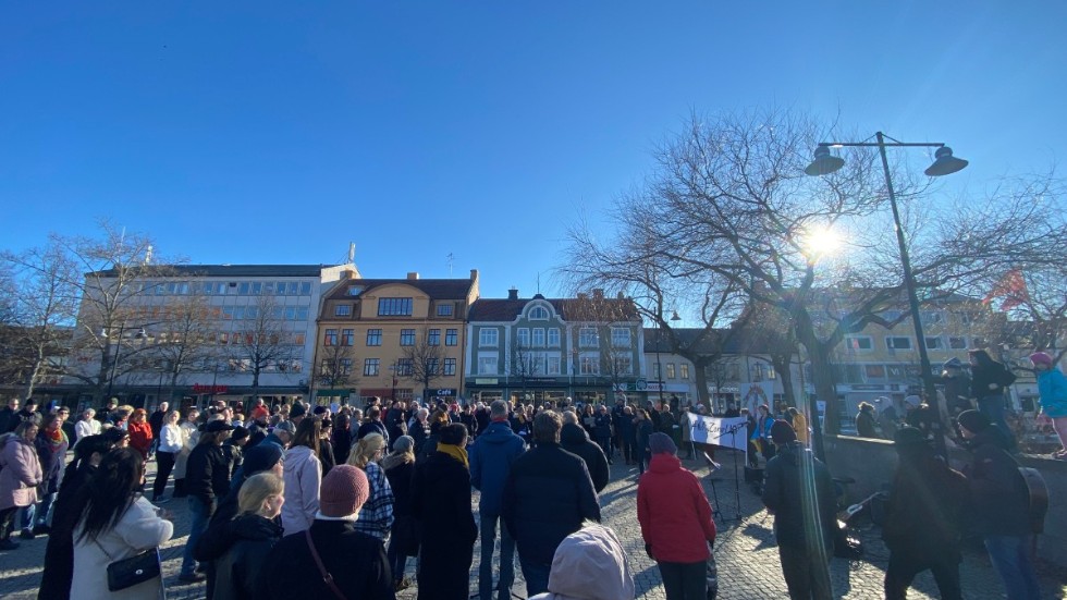 På söndag hålls en manifestation för Ukraina på Stortorget i Katrineholm. Bilden är från förra helgen då runt 200 personer samlades för att visa sitt stöd för det ukrainska folket.