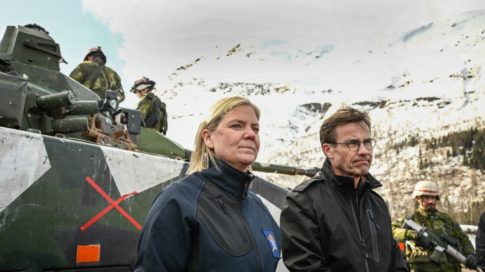 Skribenten funderar över Sveriges framtid i Nato. På bilden besöker Magdalena Andersson (S) och Ulf Kristersson (M) en Natoövning.