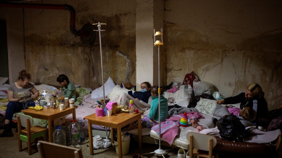 Barn och deras föräldrar har tvingats flytta ner i sjukhusets källare. Bilden är från början av mars.