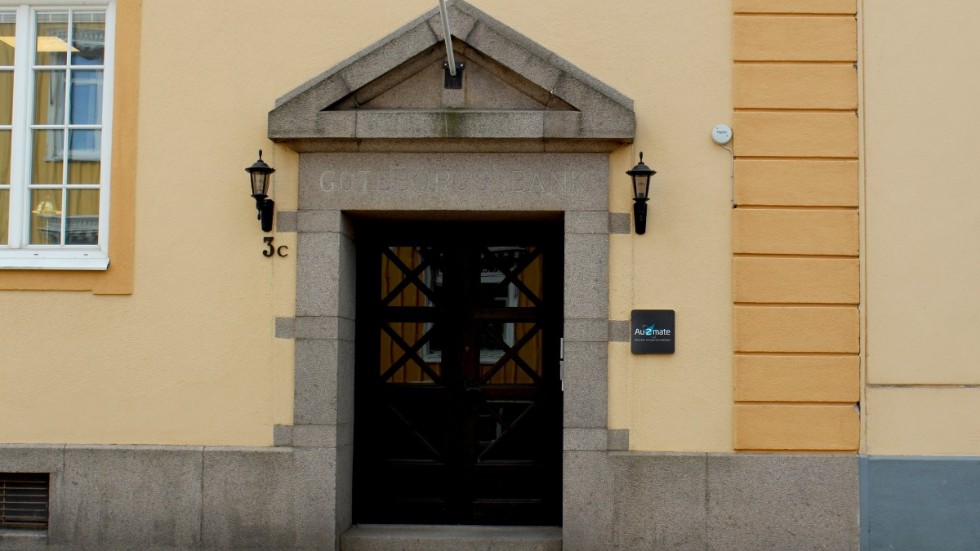 Ingången till Au2mates kontor på Storgatan. Ovanför dörren skymtar skylten från när det var bank i lokalen. 