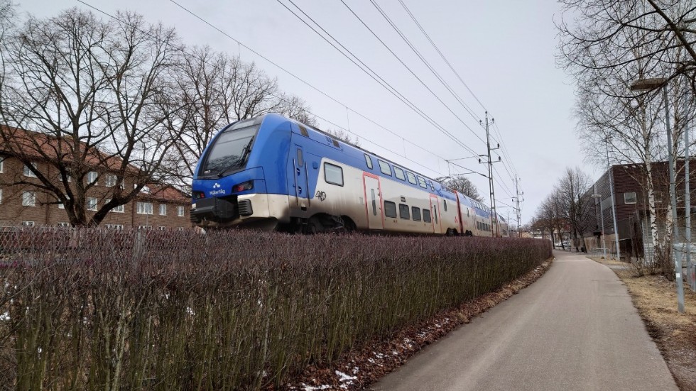 Tåget är det mest energieffektiva sättet att transportera många och mycket, men det är fullt på de svenska järnvägarna. Det behövs helt enkelt mycket mer kapacitet för både person- och godstrafik. Det skriver ett par miljöpartister i dagens tidning. 
