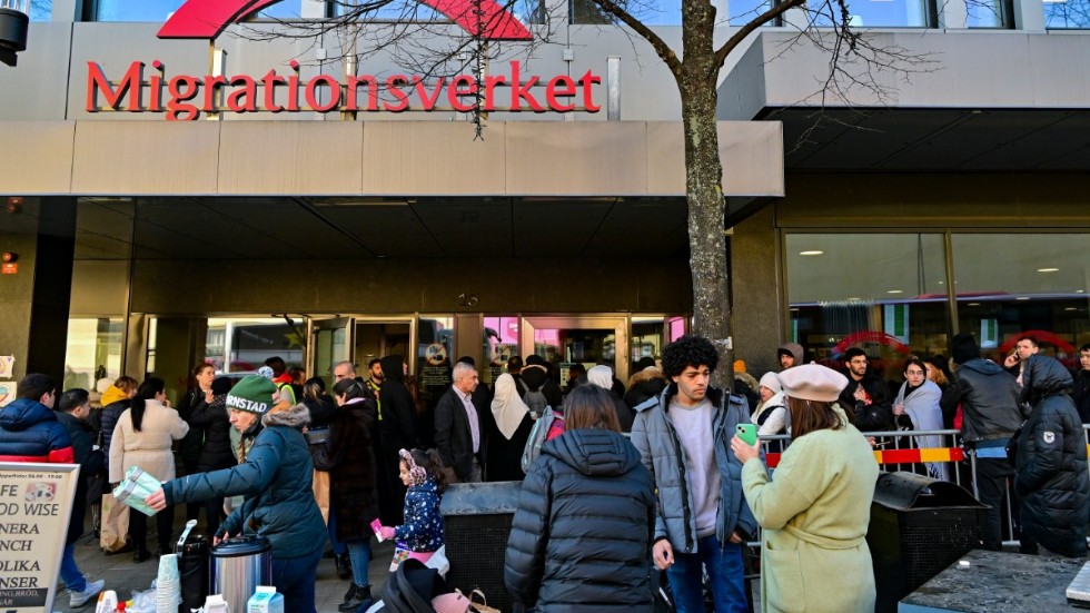 Flyktingar i kö utanför Migrationsverket i Sundbyberg. Arkivbild.