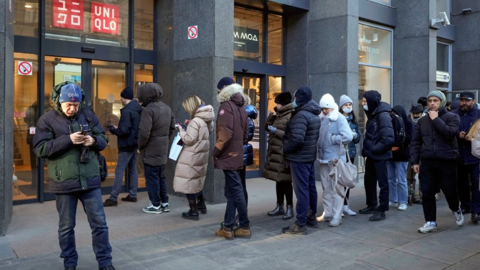 Nu har även Ryssland visat kommunismens ”rätta” sida, skriver signaturen "Realist".
Bilden: Människor i S:t Petersburg köar utanför klädkedjan Uniqlo som stänger sina butiker i Ryssland den 21 mars.